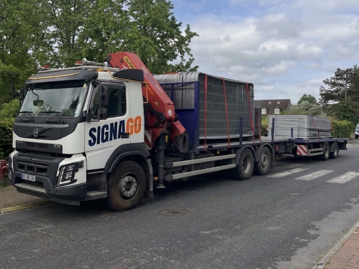 Dépôt SIGNAGO à Cappelle-la-Grande, stock de clôtures et de barrières de chantier