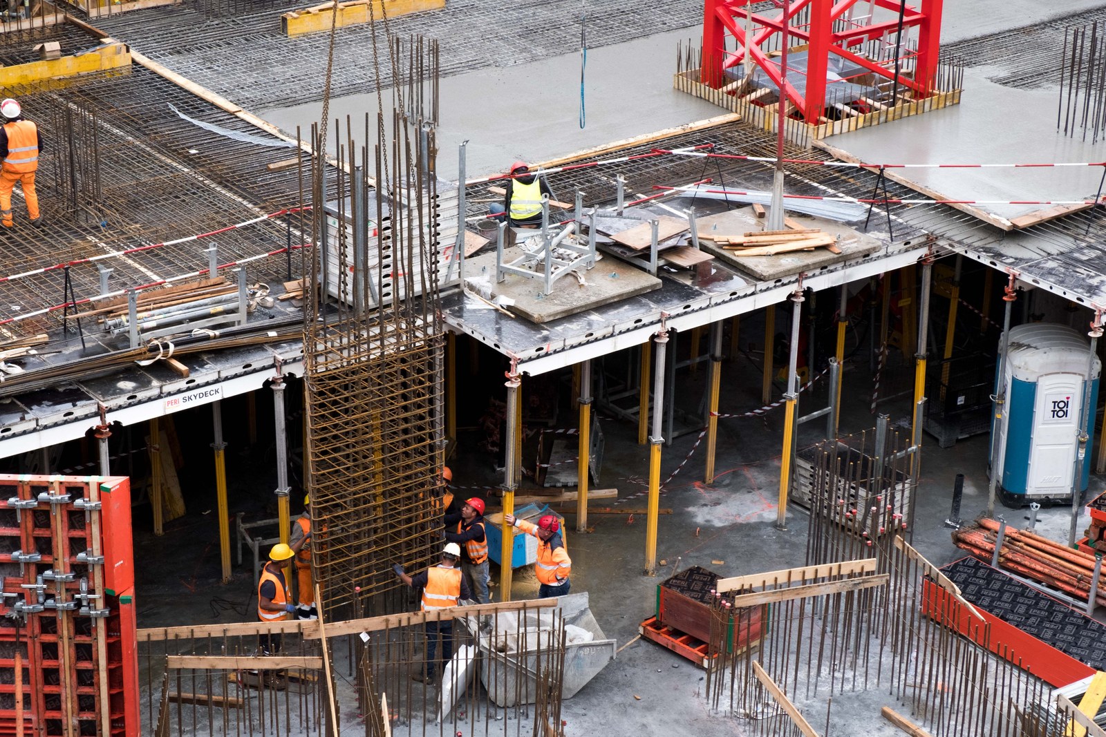 Emprise de chantier fermée par des clôtures et une palissade
