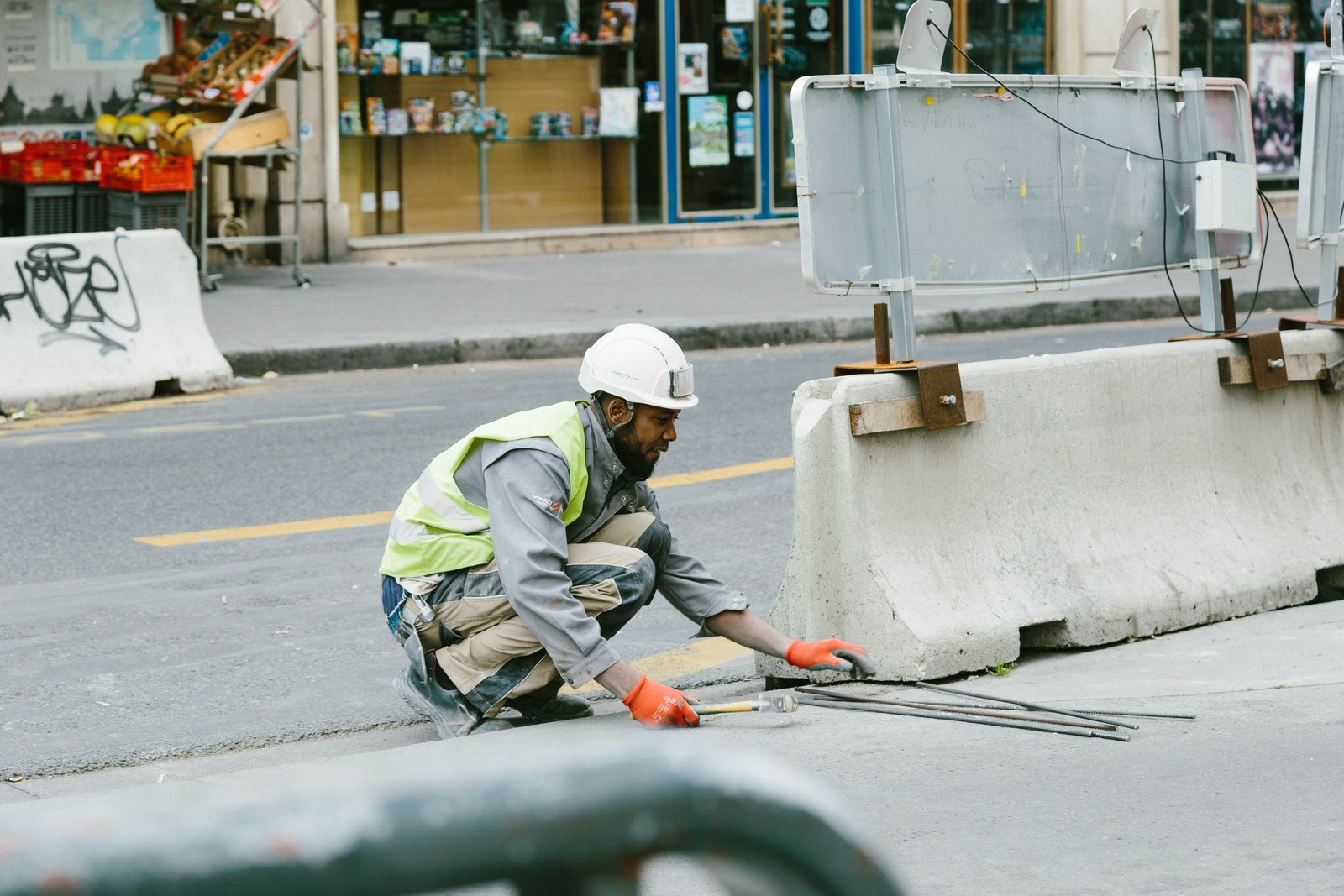 Balisage de chantier de voirie avec panneaux et cônes